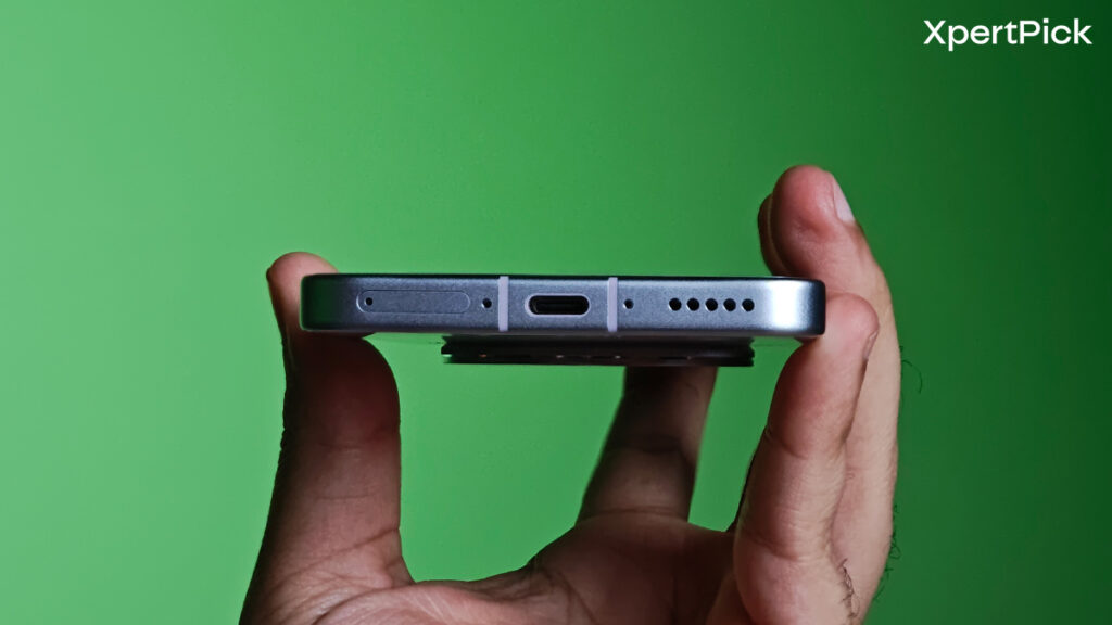Bottom frame of the Vivo X200T showing USB-C port, speaker grille, and SIM tray on flat-edge frame design. (Source: Yetnesh Dubey / XpertPick)