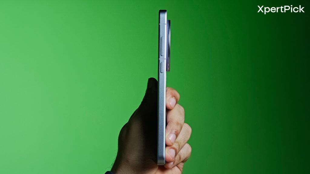 Side profile of the Vivo X200T showing flat frame design with power button and volume rockers. (Source: Yetnesh Dubey / XpertPick)
